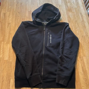 Sail racing zip hoodie  - Säljer min sail racing tröja eftersom jag inte använt den mer än ett fåtal gånger. Bra skick. 