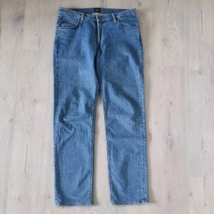 Relaxed Lee Jeans - Lee Jeans, modell West (Relaxed). Väldigt bra skick, knappast använda. Säljes pga för stora.