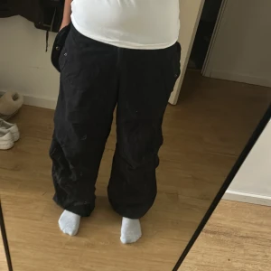 Black baggy cargos  - From urban outfitters and cost me 899 and never worn but I’m selling them for 300kr they are black and baggy and look like black big hot jeans 