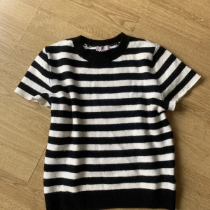 Kortärmad stickad tröja  - Säljer denna jätte fina å sköna stickad tröjan från hm💕🫶 använt den så bara två gånger 