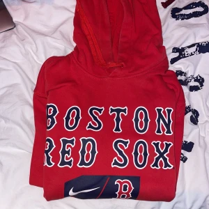 Nike Boston Red Sox hoodie  - Säljer en röd Nike hoodie som inte används längre. Helhetsintrycket är bra men den har en oljefläck på fickan som man egentligen inte tänker på men som finns där. Annars inget slitage 