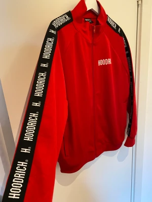 Hoodrich kofta - Koftan är helt ny den är i storlek XL men passar L också. OBS: Köparen står för frakten.