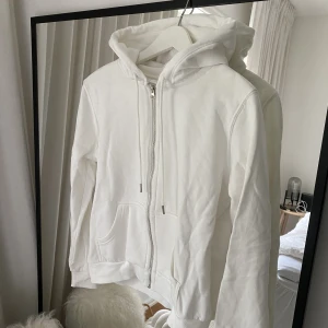Zip-hoodie - Vit zip-hoodie från H&M I storlek M men passar en S. 