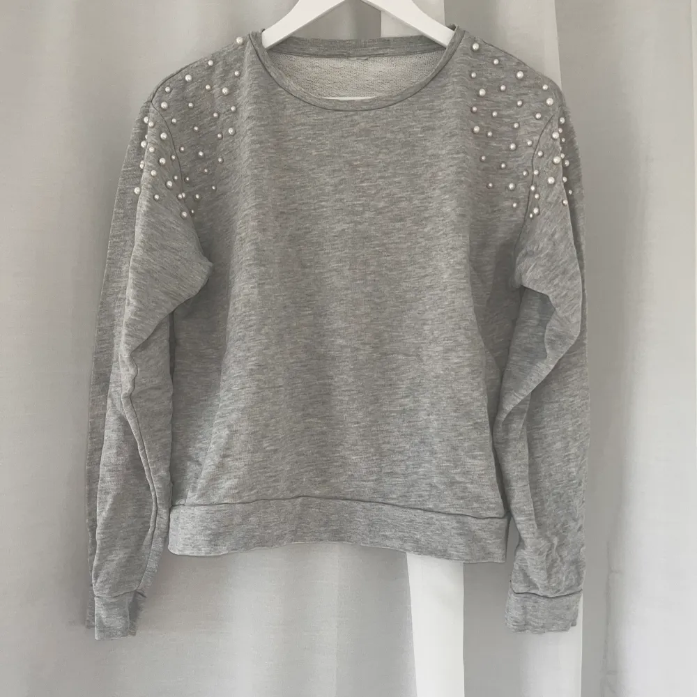 En söt grå tröja med pärlor på axlarna. Säljs då den inte kommer till användning! 💖. Tröjor & Koftor.