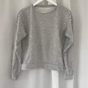 En söt grå tröja med pärlor på axlarna. Säljs då den inte kommer till användning! 💖