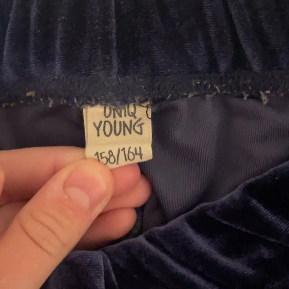 Blåa fake juicy byxor använda 20 gånger typ dom är super bekväma och ny tvättade 💙💙💙. Jeans & Byxor.
