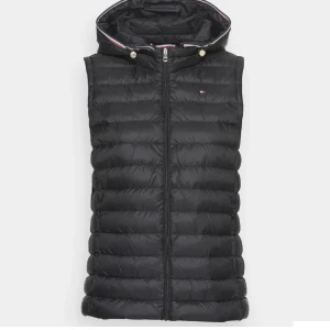 väst från tommy hilfiger - super fin väst från tommy hilfiger! super fin nu till hösten. (luvan vår att ta av och sätta på)