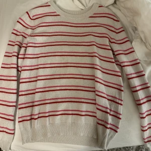 Stickad tröja - Tyvärr för liten på mig men så fin!