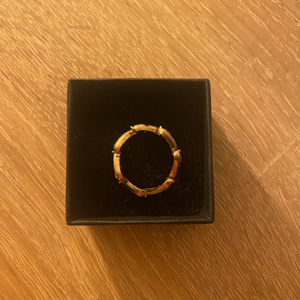 Säljer denna guld ringen jag köpte utomlands för 100kr i sommras, säljer pga att den inte passar. . Accessoarer.