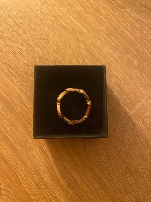 Guld ring - Säljer denna guld ringen jag köpte utomlands för 100kr i sommras, säljer pga att den inte passar. 