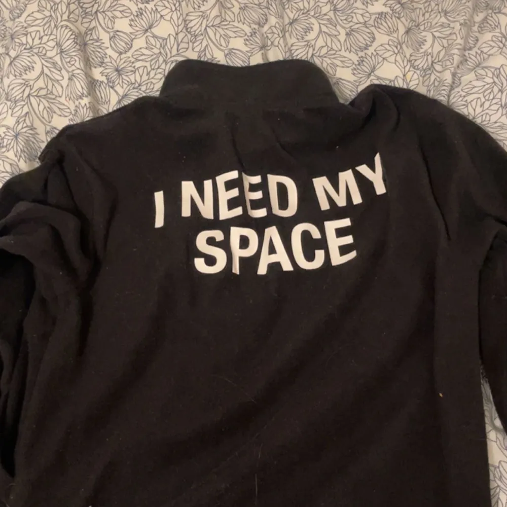 NASA tjock tröja med dragkedja  De står i need my space på baksidan av tröjan och framsidan NASA. Hoodies.