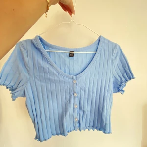 Sommartopp - Säljer denna sommartoppen då jag aldrig har använt den💘 stretchig o fin till sommaren! TRYCK EJ KÖP NU 