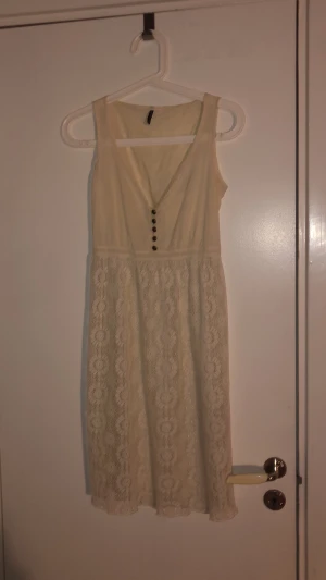 Klänning  - Vit klänning i storlek s-m 