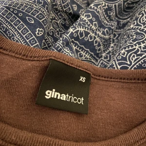 Gina tricot topp - Bra skick💘 (smutsig spegel på den andra bilden, hör av dig om du är intresserad 💘
