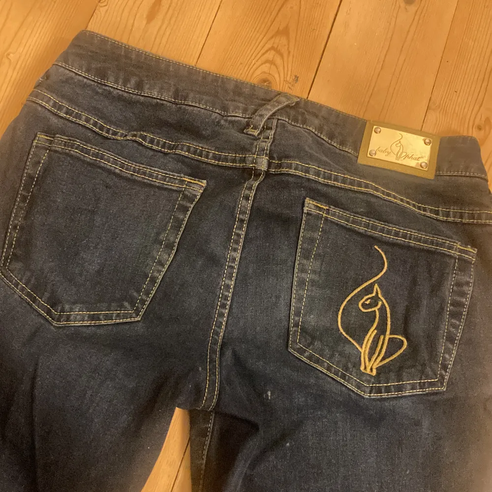 Ett par mörkblåa jeans, lågmidjade fråg baby phat. Jeans & Byxor.