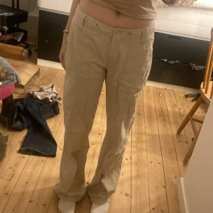 Cargo byxor - Ett par cargo byxor i färgen beige 