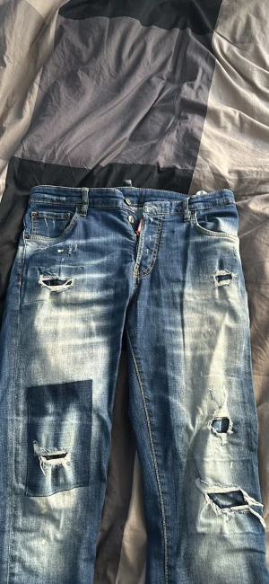 Ds 2 jeans - Inköpta på amsterdams flygplats för 450€. Säljes pga att de ej används. Inte min stil. Hämtas i centrala linköping eller skickas mot fraktkostnad.