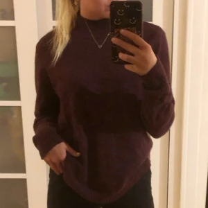 Vila turtelneck - Säljer denna super sköna ”tjocktröjan” från vila i storlek L men passar mig som oftast använder s/xs🥰 Köptes för ca 300kr säljer för 150 då den inte kommer till användning. Frakten ingår i priset📦