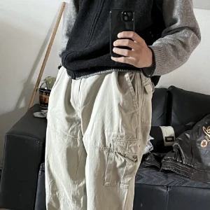 Snygga beigea cargo byxor - Säljer mina gamla cargo byxor då jag inte använder dem längre. De är i fint skick och sitter baggy