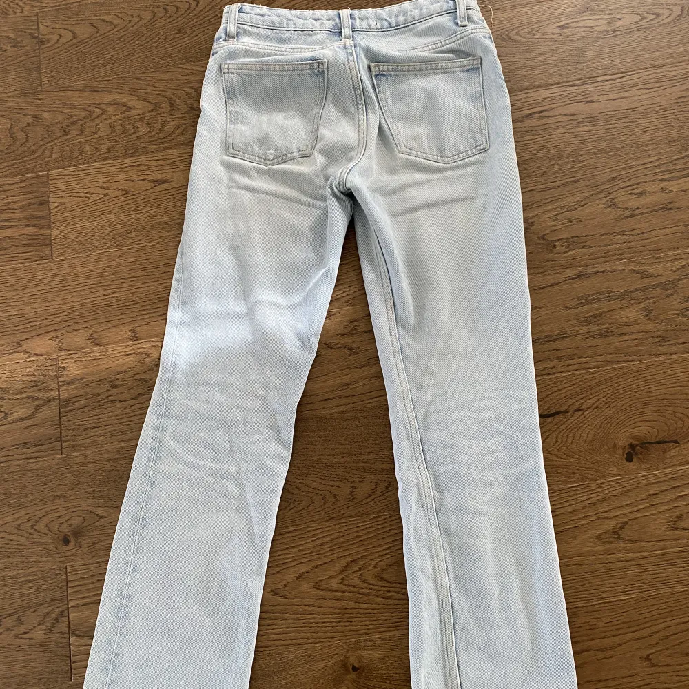 Säljer dessa jättesnygga jeans från zara. Köpta för 360kr och använda ett par gånger. Skriv för fler bilder💕. Jeans & Byxor.