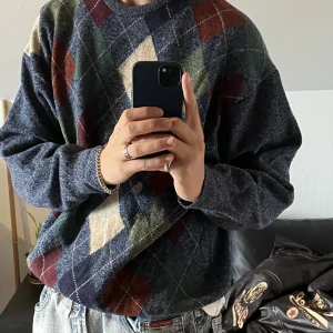 Snygg vintage ulltröja - Säljer nu denna snygga rutiga ulltröjan från Kerry Classics. Tröjan är i bra skick och väldigt bekväm