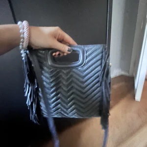 Maje väska - Jag säljer min Maje väska! Jag säljar den pga att jag har tröttnat lite på den💕Är även öppen för byten. Den är pytte lite sliten på ena sidan. Skriv gärna för fler bilder eller om det är något ni undrar över🤗💗