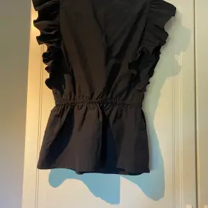 En svart linne topp, aldrig använd och är köpt från ASOS men är från märket vero Moda!