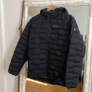 Peakperformance höst jacka - Det är en svart höst jacka Storlek 170 från kidsbrandstore. Inte använd så mycket. Text vid bröst halvt borta