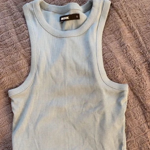 Ribbstickat linne från bikbok - Enkel ribbstickat linne från bikbok bra skick otroligt fin färg 