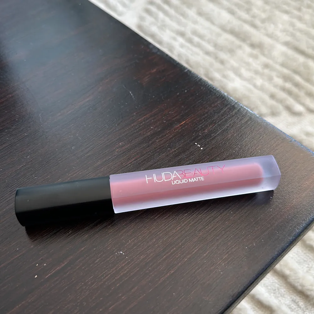 Huda Beauty liquid matte lipstick i färgen Sweet Talker. Aldrig använd, endast swatchad. Köptes på sephora. . Övrigt.