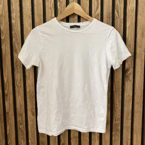 Säljer en T-shirt från Trendyol i storlek. Använd några gånger, är i fint skick (dock litet hål i armhålan, se bild 3). 