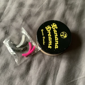 Smink - Banana powder och gummi grej till ögonfrans böjare.