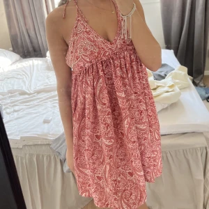 Klänning Zara  - Säljer denna super söta klänning från Zara.