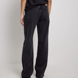 Jeans  - Säljer dessa lågmidjade jeans från NA-KD som jag endast använt en gång, dom är superfina men ångrar köpet. Nypris: 600kr Storlek 34 men skulle säga att det passar 36 också  Frakt ingår ej Fler bilder finns