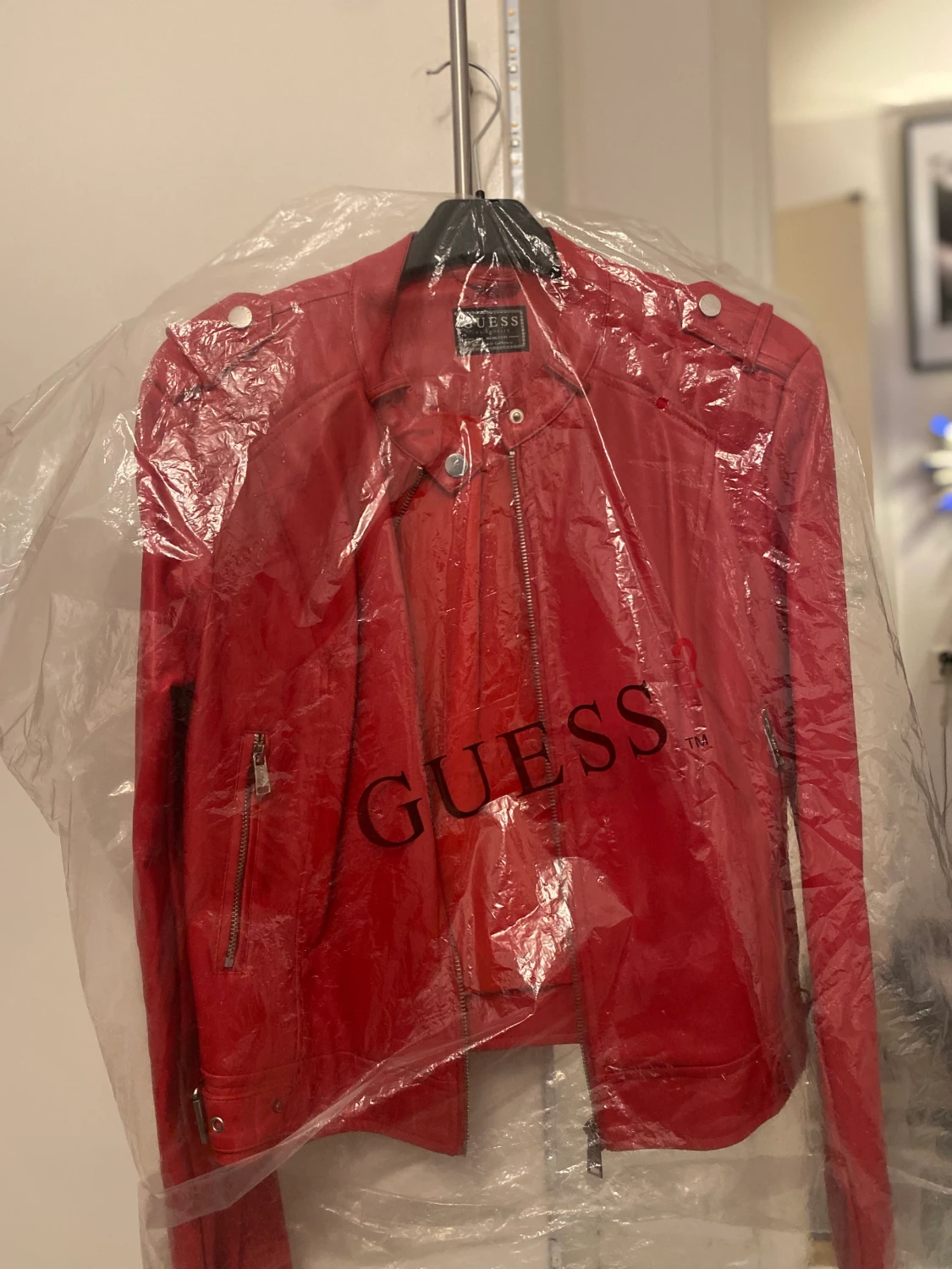 Röd skinnjacka från guess