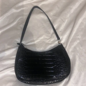 Handväska  - Handväska säljes!  Fint och nytt skick!  Rymlig men liten🥰