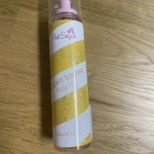 Pink sugar parfym - En pink sugar parfym som har aldrig använts, nypris 200 kr 💗