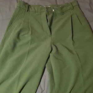 Gröna Zara byxor  - Gröna zara byxor. Storlek M och high-waisted. Jag kan inte skicka paket :/ men om due intresserad kan vi träffas i tc.