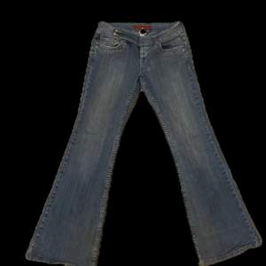 Vintage jeans från YMI, defekter förekommer längst ner på byxorna. (Köparen står för frakten)