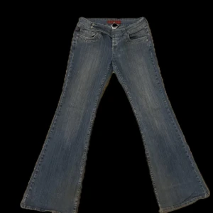Vintage low waist Jeans - Vintage jeans från YMI, defekter förekommer längst ner på byxorna. (Köparen står för frakten)