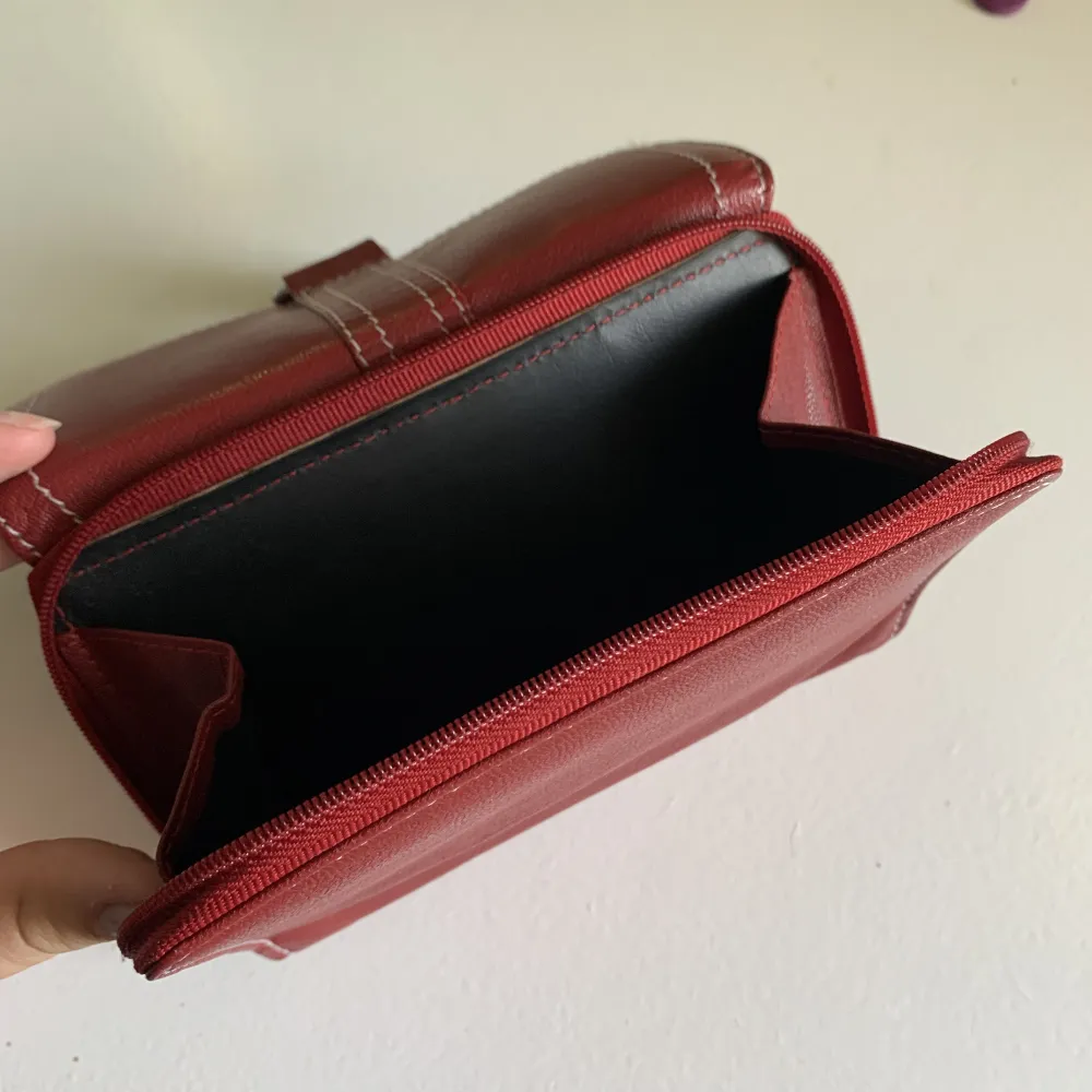 Fin röd plånbok som tyvärr inte kommer till användning❤️. Accessoarer.