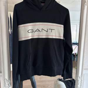 Gant Hoodie  Finns en liten fläck (se bild) men inget man tänker på. 