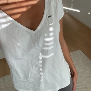 Lacoste tröja  - Vit Lacoste tshirt. Storleken är 42 men jag brukar ha 36 och den sitter bara lite större. Frkatar för 54kr 🤍