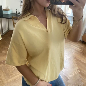 Underbar cashmeretröja💛 - Underbar Cashmeretröja från Samsoe!💛 sååå mysig och fin, perfekt till ett par najs jeans!! Köpt för ett par år sedan men aldrig använd!🫶