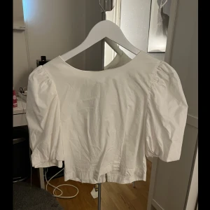 Puffärmstopp - Vit topp som är från hm och helt oanvänd! Skriv för fler bilder och prisförslag!