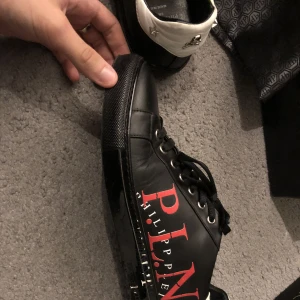Philip plein skor  - Nypris 7000kr Säljer för 3000 Lite använda och slitna som man kan se på bilderna men annars riktigt fina och limited edition 