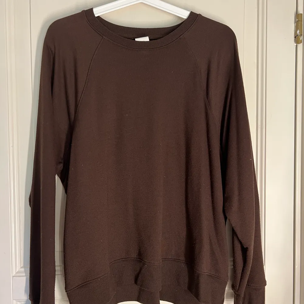 Basic brun tröja från H&M. Tyvärr lite nopprig.. Tröjor & Koftor.