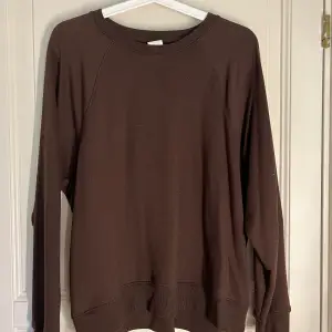 Basic brun tröja från H&M. Tyvärr lite nopprig.