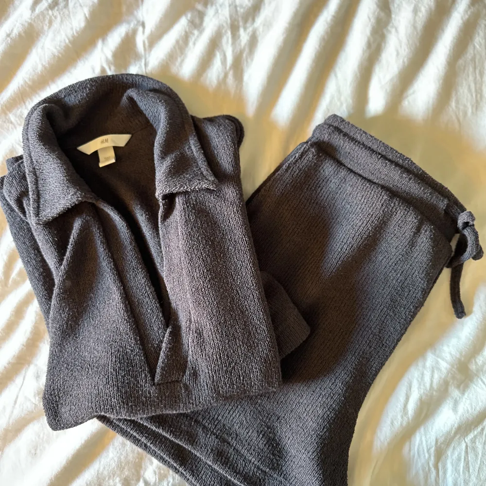 Superfint och så bekvämt grått set från hm med tröja och shorts, båda i storlek S!. Shorts.