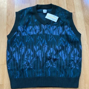 Polar vest - Polar skate co vest  Helt ny men för stor!  Jävligt cool!   Den är i storlek ”2” men skulle säga att det motsvarar Large.  Jag brukar ha M men den var något för stor.  Möts hellst upp på södermalm men kan även tänka mig skicka mot betalning . 